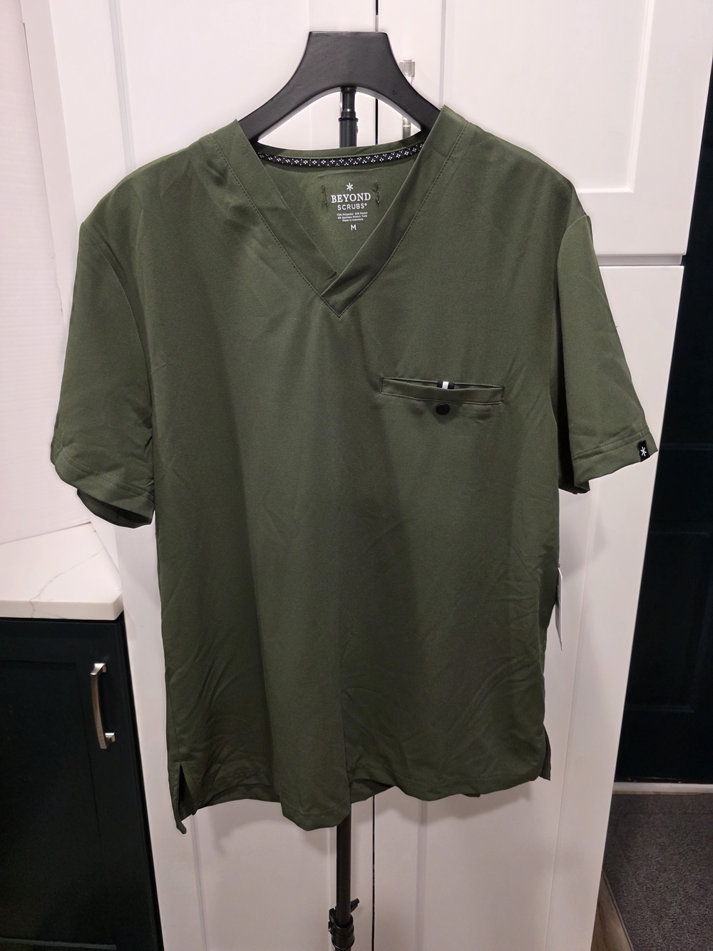 Beyond Scrubs V-neck Short Sleeve Top Medium  Olive Green Mens NWT Medical